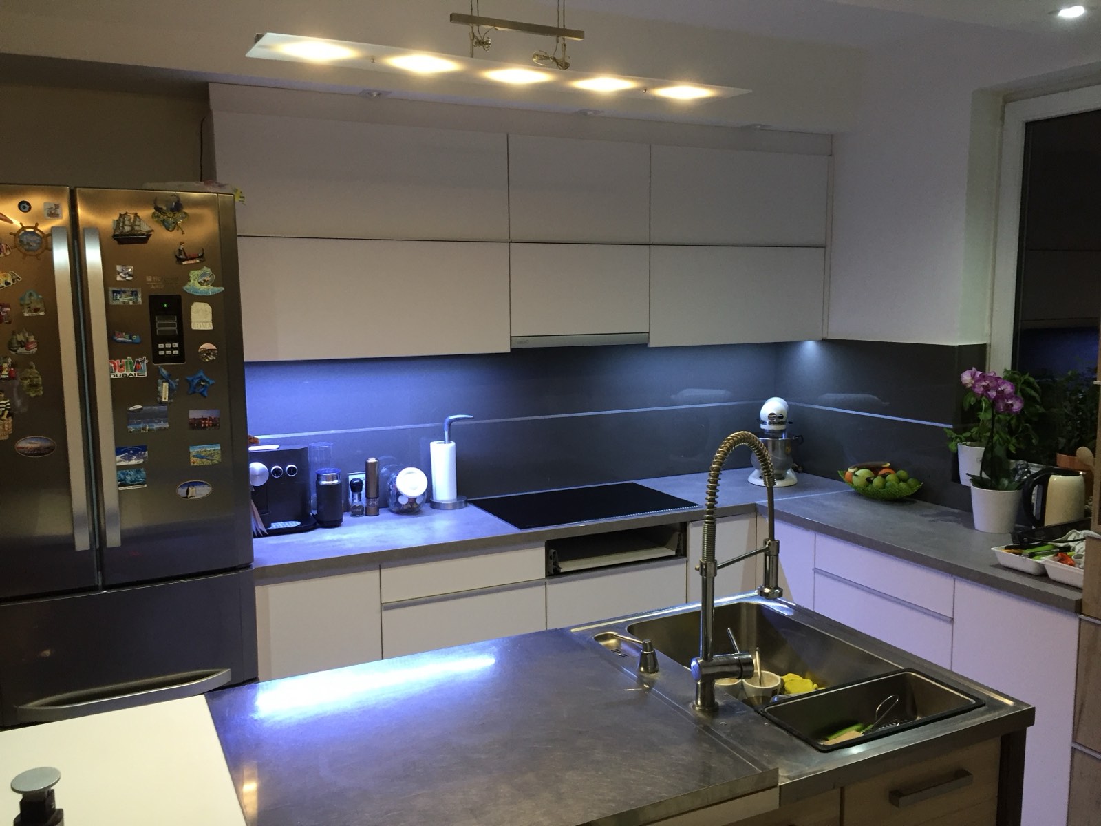 Modern konyha felújítás precíz belsőépítészeti kivitelezéssel